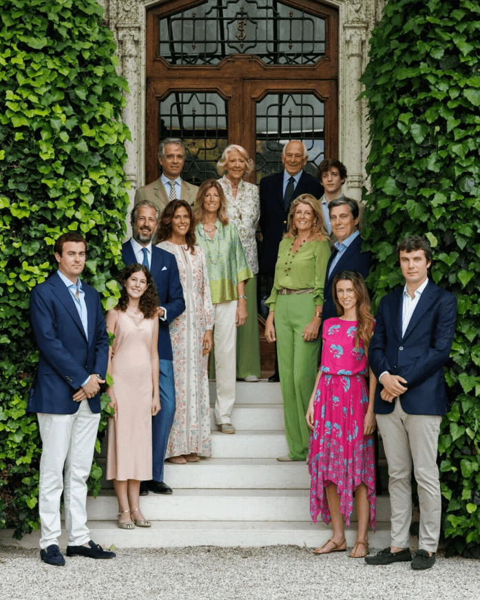 La famiglia San Leonardo davanti alla tenuta