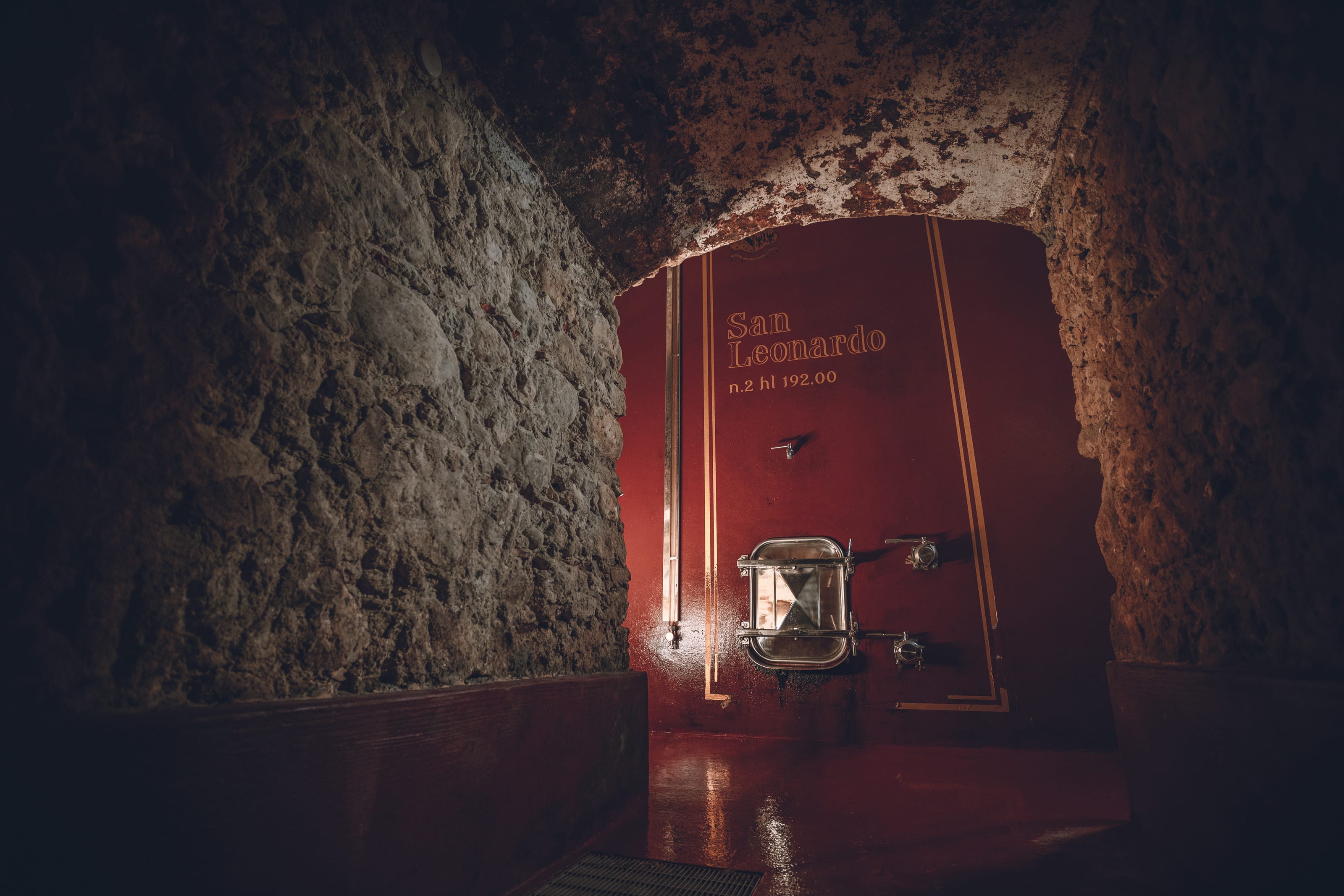 Una delle vasche in cemento della cantina, dipinta di rosso
